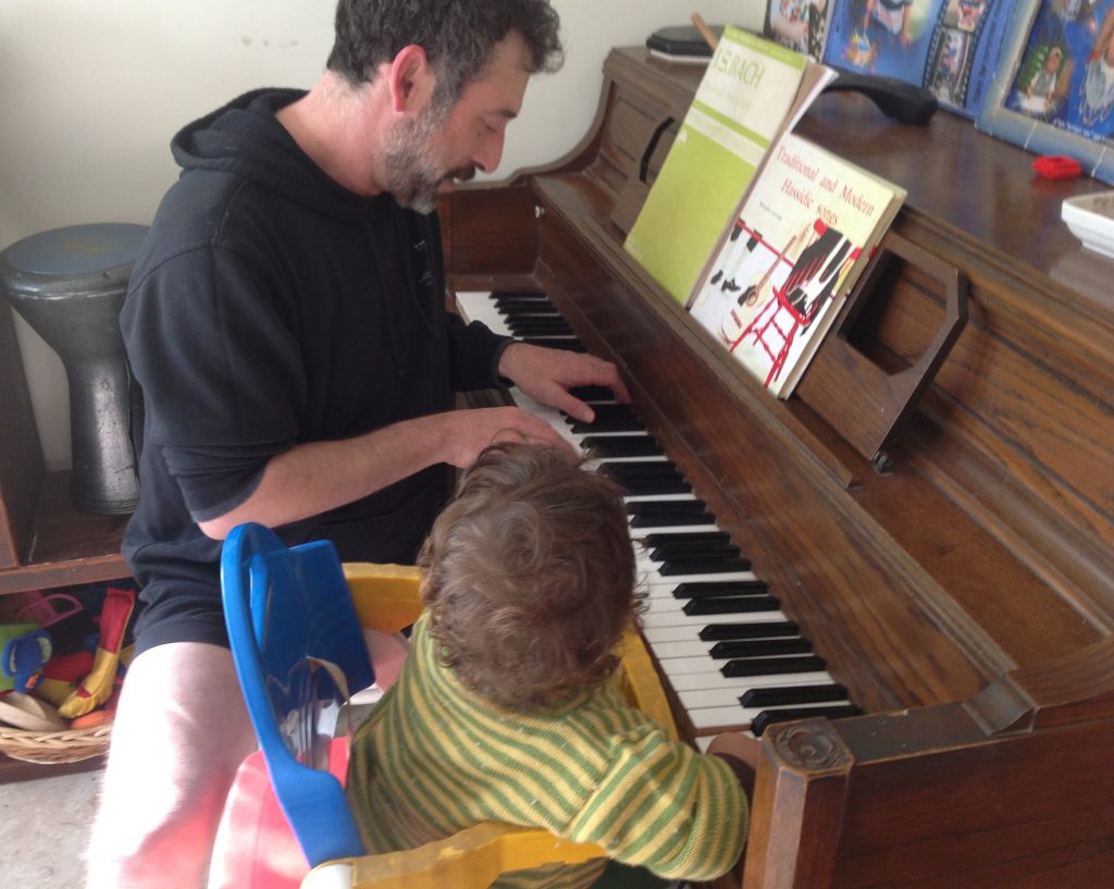 אמיר פרלמן ואריאל פרלמן ללמד ילדים בגיל כמה שיותר צעיר לגשת לפסנתר באופן טבעי וללמוד תוך כדי משחק